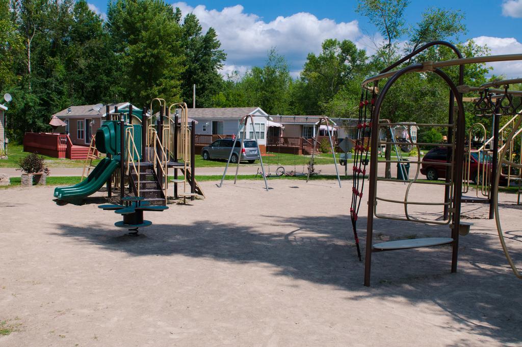 Woodland Estate Resort Campbellford Bagian luar foto