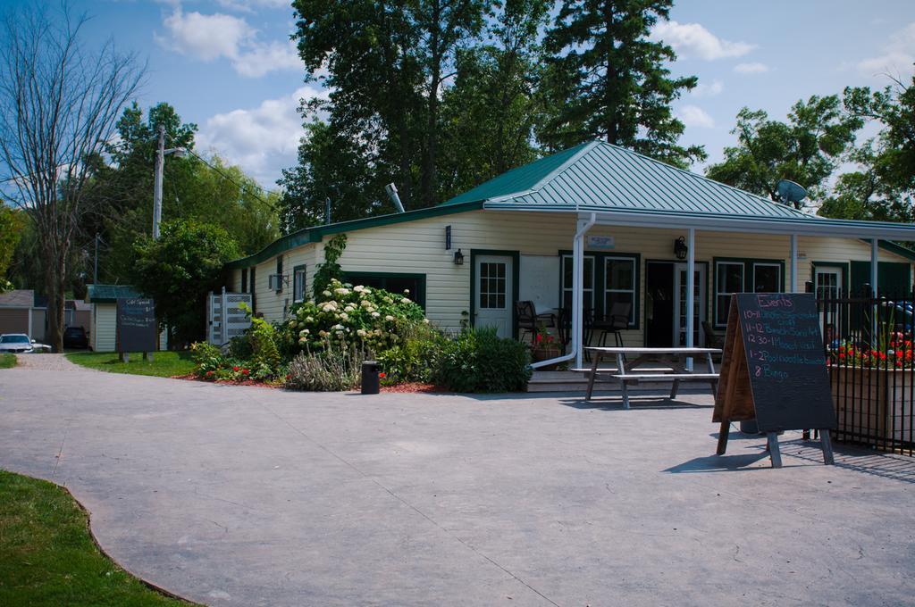 Woodland Estate Resort Campbellford Bagian luar foto